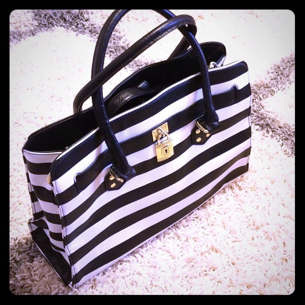 🖤Purse/ Handbad / Crossbody🖤